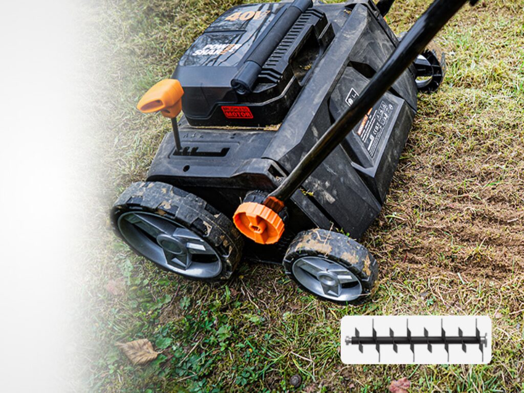 Scarificateur en action sur une pelouse humide, améliorant la santé du gazon