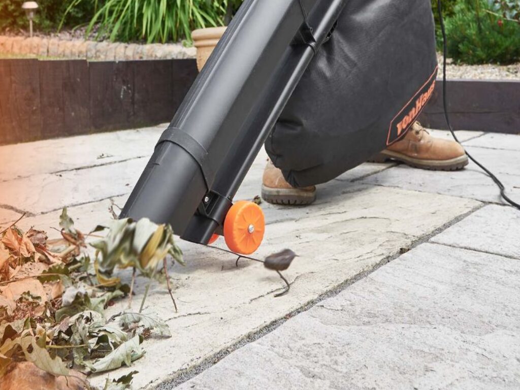 souffleur/aspirateur pour un entretien facile et efficace des espaces extérieurs