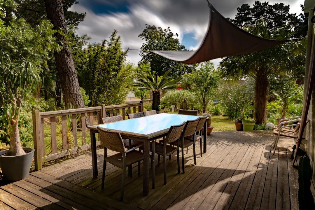 Terrasse en bois élégante avec mobilier de jardin, parfaite pour les espaces extérieurs