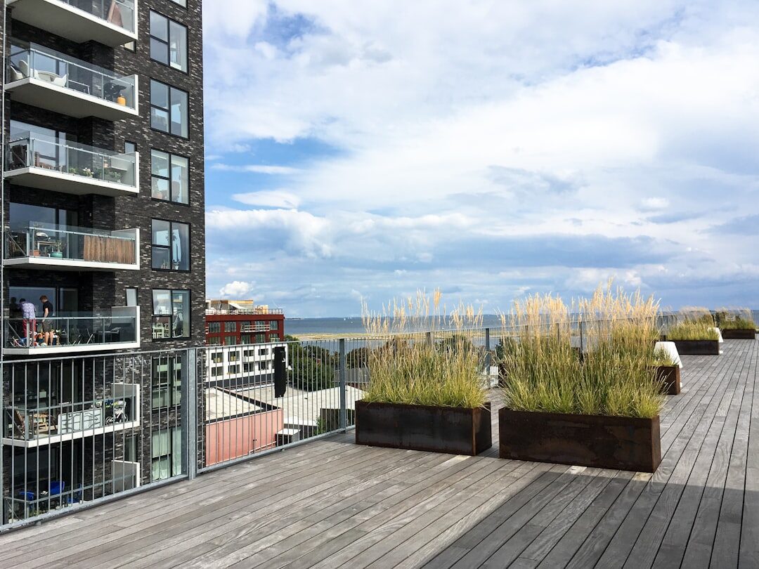 Terrasse en bois élégante et moderne, parfaite pour les espaces extérieurs