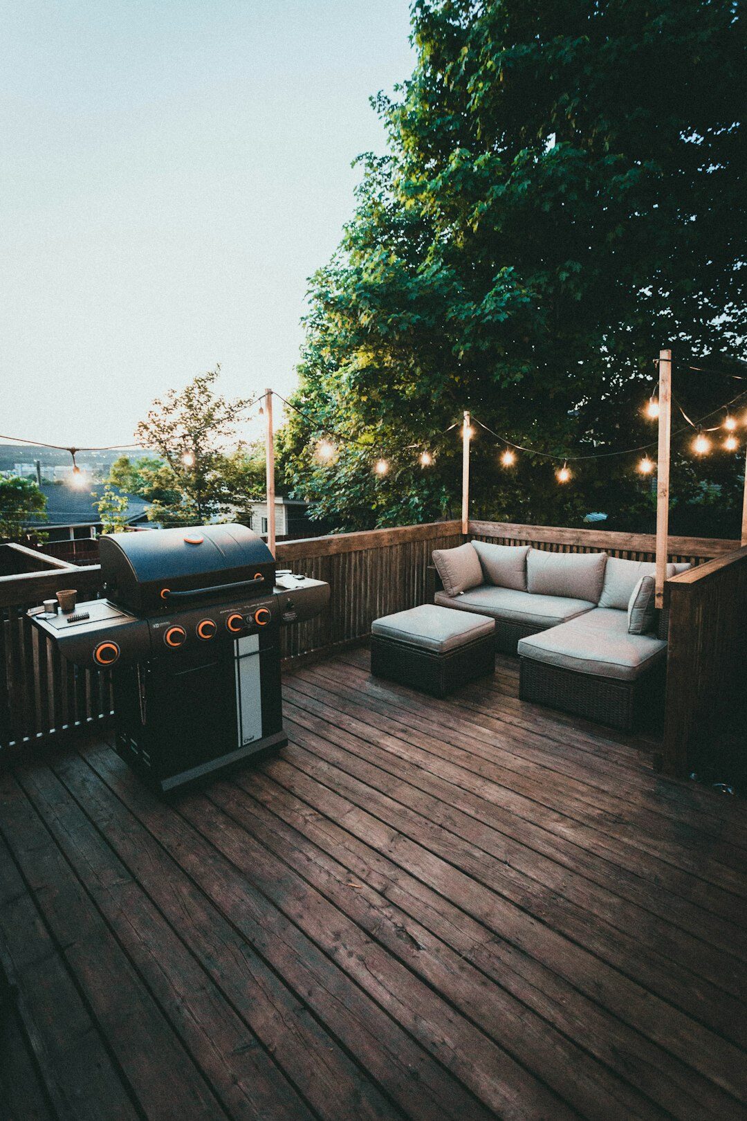 Terrasse en bois élégante avec mobilier de jardin en plein air