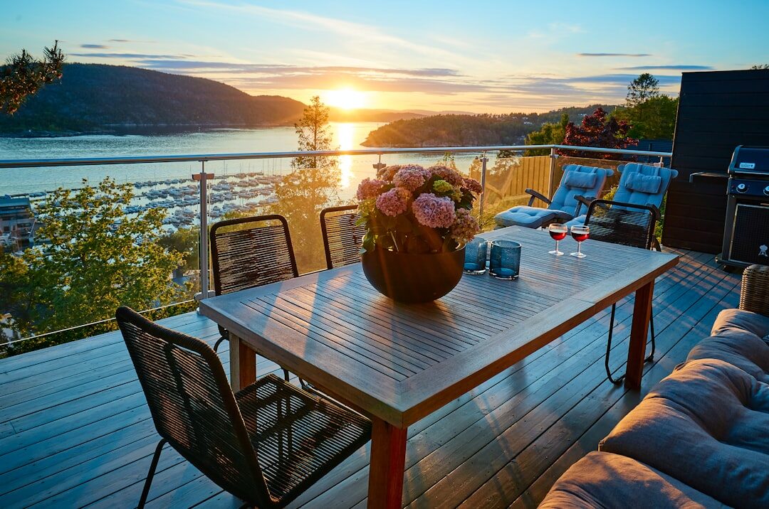 Terrasse en bois élégante avec finition lisse et moderne, parfaite pour les espaces extérieurs