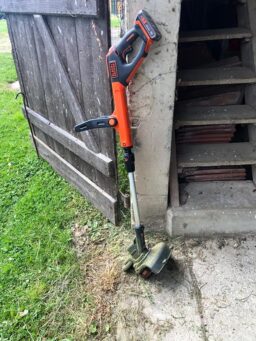 image client 1 Débroussailleuse sans fil BLACK+DECKER STC1820PCB XJ