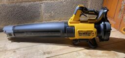 image client 1 Souffleur Electrique Portable Dewalt DCMBL562N XJ