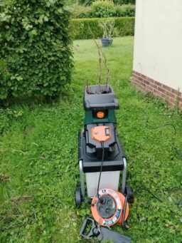 image client 1 Broyeur de Jardin Électrique Gardebruk de Végétaux et Branches Couteaux 3100W