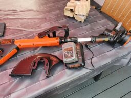 image client 2 Débroussailleuse sans fil BLACK+DECKER STC1820PCB XJ