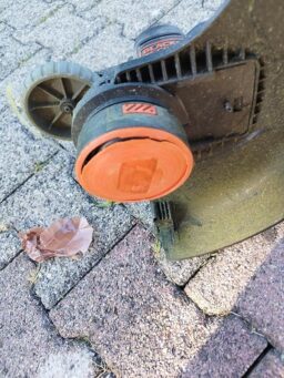 image client 8 Débroussailleuse sans fil BLACK+DECKER STC1820PCB XJ