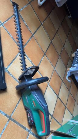 image client 1 Taille Haies sans fil Bosch UniversalHedgeCut 18V 50