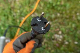 image client 1 Taille Haie Électrique Ikra IHS 650