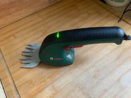 image client 2 Cisaille Bosch Easyshear sans fil Jardinage