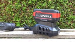 image client 3 Taille Haies TEENO Élagueur sur Perche et Haie Télescopique sans fil