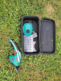 image client 3 Cisaille Taille Herbes sans fil Bosch Isio Set