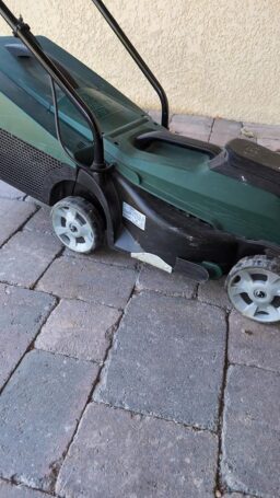 image client 3 Tondeuse À Gazon sans fil Bosch CityMower 18V 32 300
