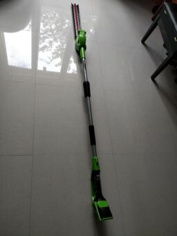 image client 3 Taille Haie Perche Greenworks G24PH51K2