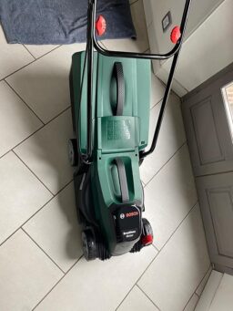 image client 4 Tondeuse À Gazon sans fil Bosch CityMower 18V 32 300