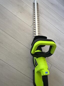 image client 4 Taille Haie sans fil IERAKOR Batterie Électrique sans