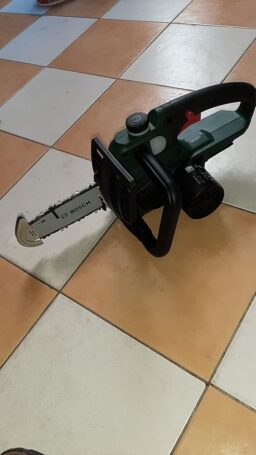 image client 5 Tronçonneuse À Chaîne sans fil Bosch UniversalChain 18