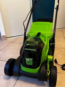 image client 5 Tondeuse À Gazon sans fil Greenworks GD24LM33K2