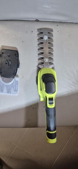 image client 5 Taille Haies Électrique SnapFresh Cisaille À Gazon Mini Haie sans fil