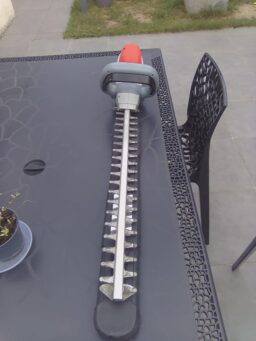 image client 6 Taille Haie Électrique Ikra IHS 650