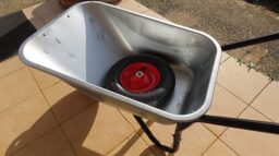 image client 7 Brouette Tout Terrain TecTake de Jardin 100L