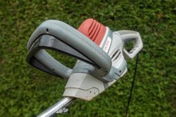 image client 8 Taille Haie Électrique Ikra IHS 650