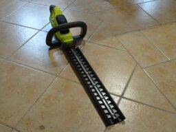 image client 8 Taille Haies sans fil Ryobi Ry18ht55a 120