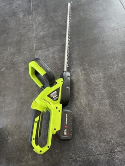 image client 8 Taille Haie sans fil IERAKOR Batterie Électrique sans