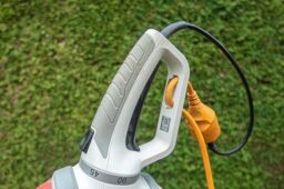 image client 9 Taille Haie Électrique Ikra IHS 650