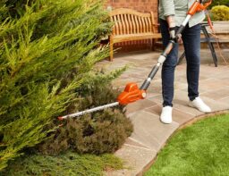 Image du fabricant 4 du Flymo EasiCut Reach 480 taille-haie